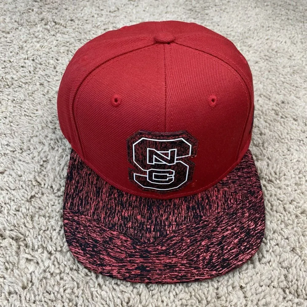 NC State Wolfpack Hat Red Black Abstract Flat Bill SnapBack Team Patch Logo‎ NWT